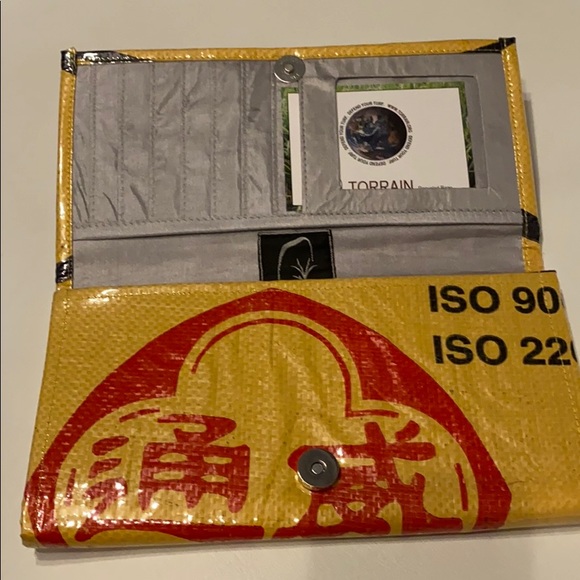 Torrain Vegan Recycled Sustainable Clutch Wallet - Picture 3 of 8